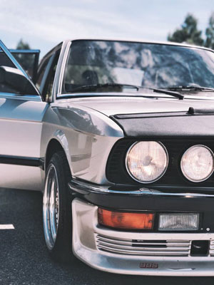 Check our collection of Classic Car Dealers 32